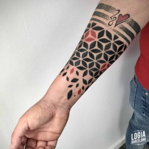 tatuaje_brazo_geometrico_corazon_logiabarcelona_juan_chazsci